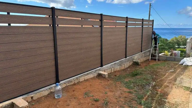 Co-extrusion WPC horizontal fence installed in a high-UV coastal project