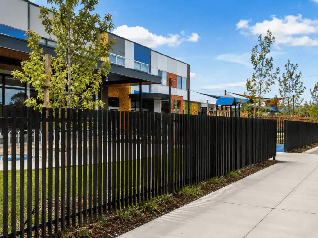 Vertical aluminium blade fence at schools, corrosion-resistant finish and easy installation
